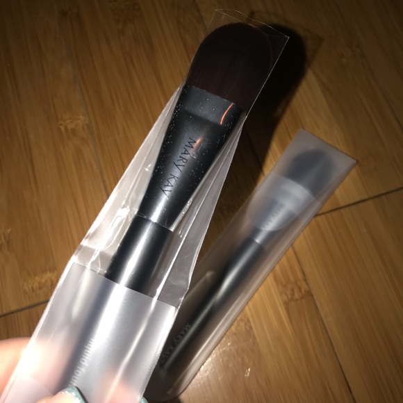Brand New Mary Kay Liquid Foundation Brush - Picture 2 of 3